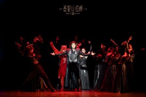 阿云嘎首次担任制作人,音乐剧《基督山伯爵》中文版即将在成都举行演出,门票已经开始销售。