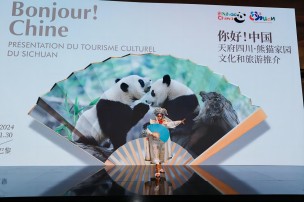 安逸熊猫迈出新年的第一步，远赴巴黎，向世界发出热情的“邀请函”，以友好的姿态展现中国的魅力。